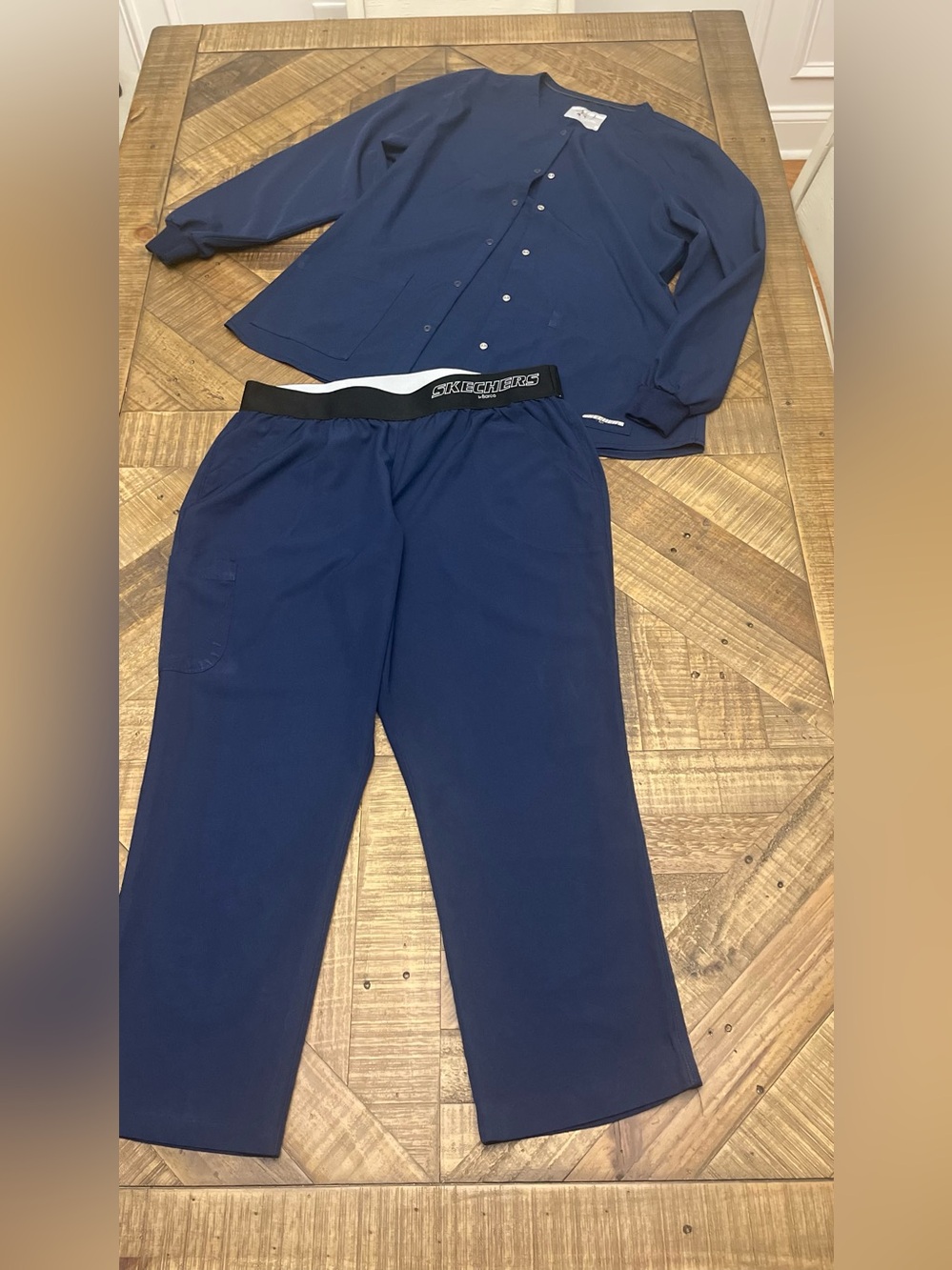 Skechers navy blue scrub set in XL.